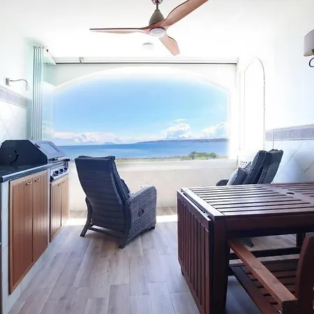 Apartamento En Playa Del Cristo Estepona